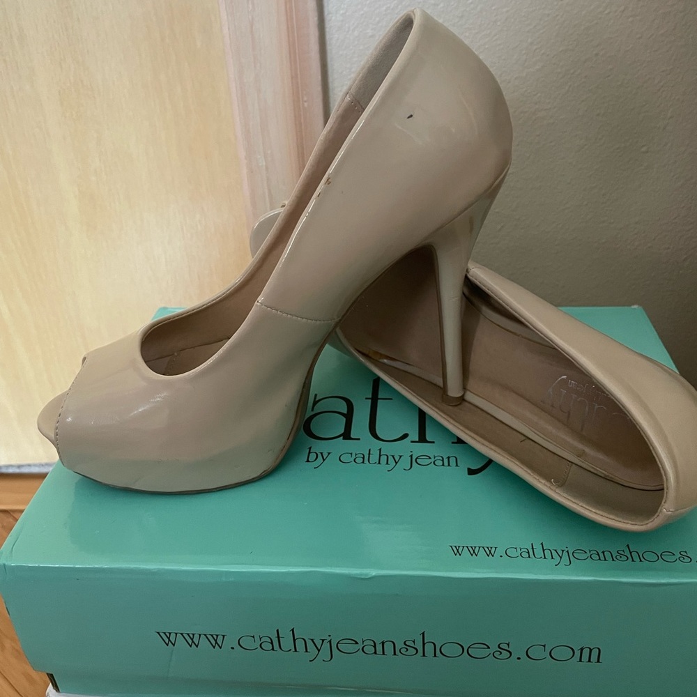 Peep toe heels in great condition.